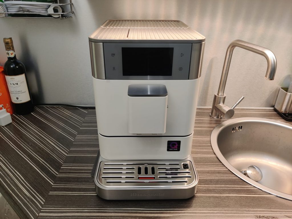 KitchenAid KF8 Kaffeevollautomat in Küchenzeile