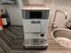 KitchenAid KF8 Kaffeevollautomat in Küchenzeile