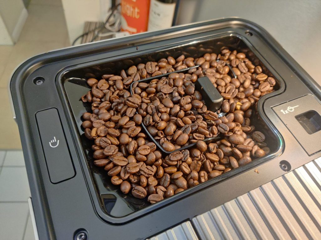 KitchenAid KF8 Kaffeevollautomat Bohnenbehälter mit Bohnen