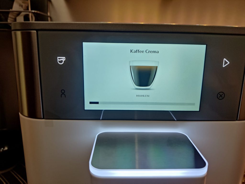 KitchenAid KF8 Kaffeevollautomat Display bei Mahlvorgang