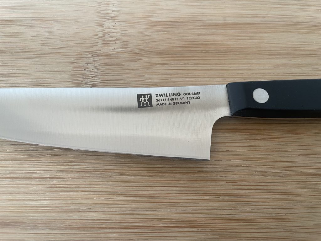 ZWILLING Gourmet Küchenmesser Nahaufnahme Klingenaufdruck