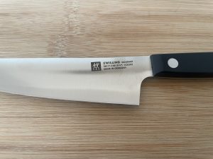 ZWILLING Gourmet Küchenmesser Nahaufnahme Klingenaufdruck