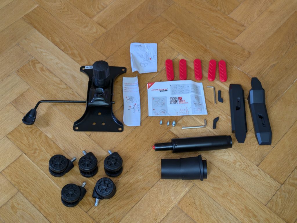 Zubehör des Robas Lund DX Racer 1.2 FD01 Bürostuhls ausgepackt