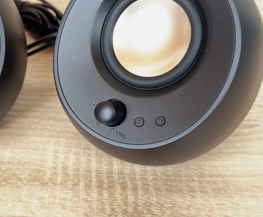 Creative Pebble X Plus PC-Lautsprecher Detail Regelung
