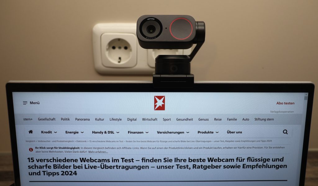 Insta360 Link 2 Webcam auf Laptop
