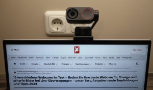 Insta360 Link 2 Webcam auf Laptop