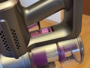 Lubluelu 25000Pa Modell 202 Akku-Staubsauger Detail Griff und Batterieentreigelung