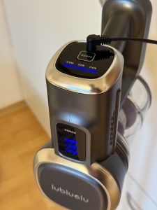 Lubluelu 25000Pa Modell 202 Akku-Staubsauger beim Laden