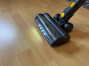 Aonus A9S Akku-Staubsauger Detail Bodendüse Beleuchtung