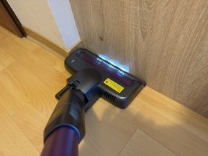 Lubluelu 25000Pa Modell 202 Akku-Staubsauger beim saugen einer Ecke