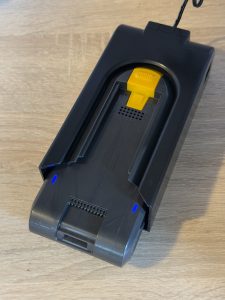 Aonus A9S Akku-Staubsauger Detal Akku beim Laden