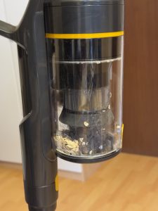 Aonus A9S Akku-Staubsauger Dreck im Behälter