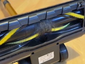 Aonus A9S Akku-Staubsauger in der Bürste verfangene Tierhaare