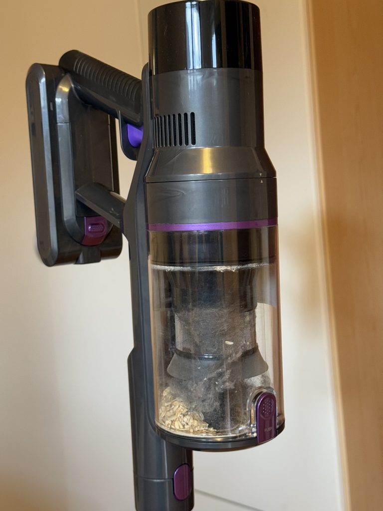 Vistefly V15s Max Akku-Staubsauger Detail Dreck im Behälter