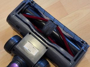 Vistefly V15s Max Akku-Staubsauger verfangene Tierhaare in der Bürste