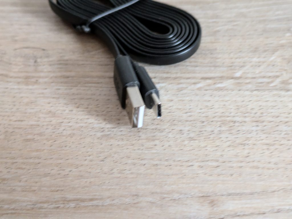 Anschlüsse des Stromkabels der Litokam LF P1t Überwachungskamera
