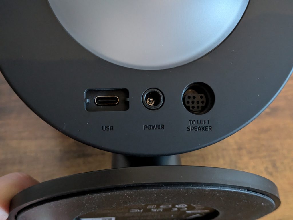 Anschlüsse des rechten Satelliten der Razer NOMMO V2 Pro PC-Lautsprecher