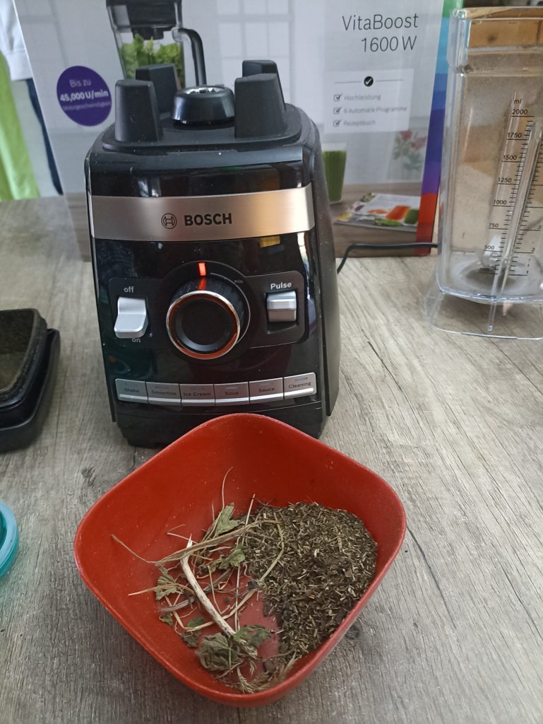 Bosch VitaBoost MMBH6P6BDE Standmixer, Brennessel Vergleich vorher und nachher