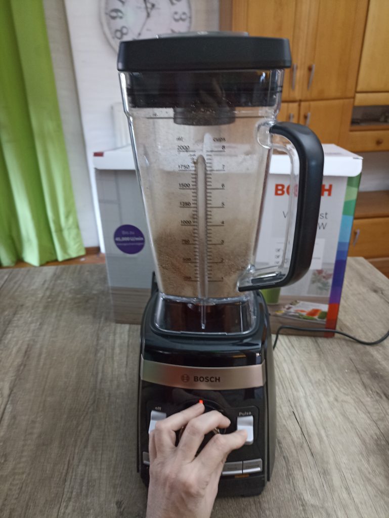 Bosch VitaBoost MMBH6P6BDE Standmixer, Zerkleinern von Vollkornweizen