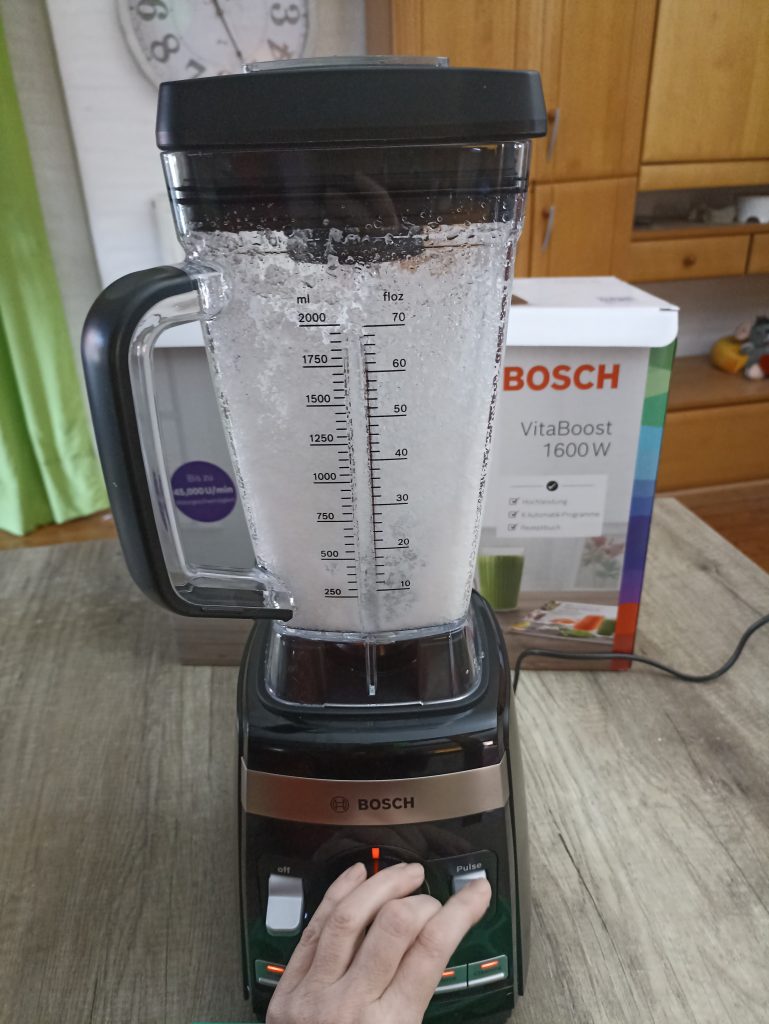 Bosch VitaBoost MMBH6P6BDE Standmixer, Zerkleinern von acht Eiswürfeln
