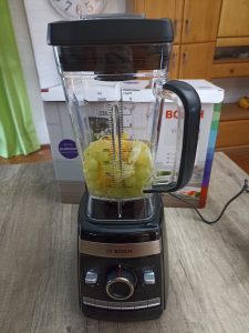 Bosch VitaBoost MMBH6P6BDE Standmixer, Zutaten für Smoothie eingefüllt