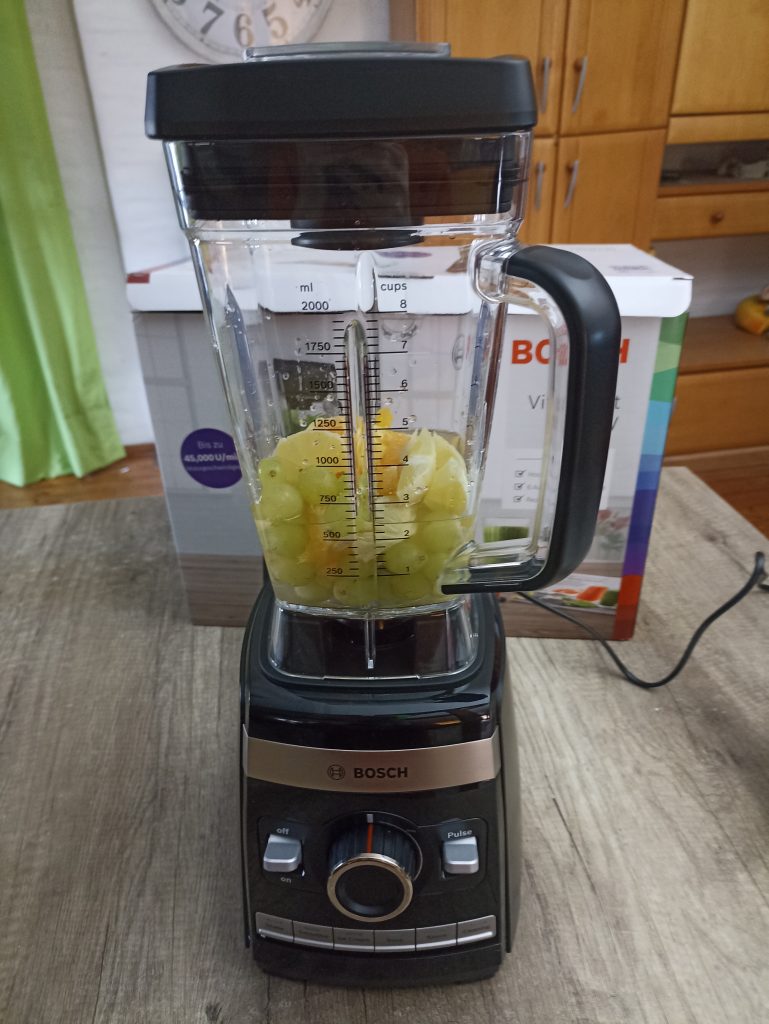 Bosch VitaBoost MMBH6P6BDE Standmixer, Zutaten für Smoothie eingefüllt