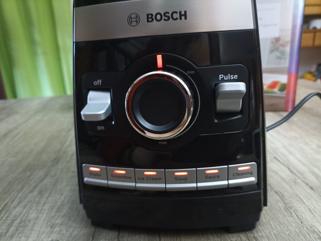 Bosch VitaBoost MMBH6P6BDE Standmixer, nach dem Einschalten mit roten Lampen