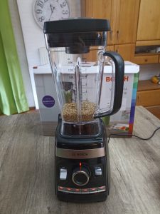Bosch VitaBoost MMBH6P6BDE Standmixer, vor dem Mahlen von Vollkornweizen