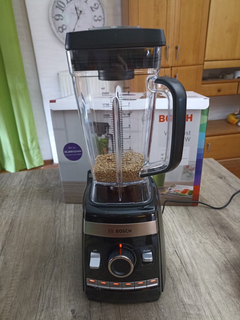 Bosch VitaBoost MMBH6P6BDE Standmixer, vor dem Mahlen von Vollkornweizen