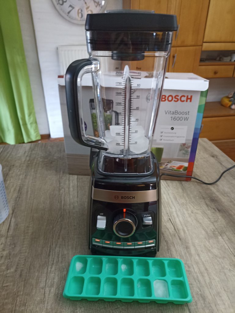 Bosch VitaBoost MMBH6P6BDE Standmixer, vor dem Zerkleinern von acht Eiswürfeln