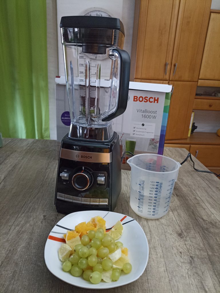 Bosch VitaBoost MMBH6P6BDE Standmixer, vor der Zubereitung eines Smoothies