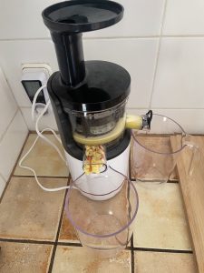 Bosch VitaExtract MESM500W Slow-Juicer Beim Entsaften von Äpfeln