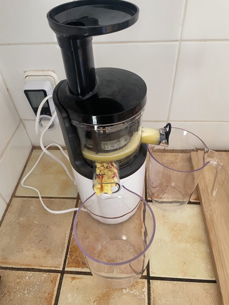 Bosch VitaExtract MESM500W Slow-Juicer Beim Entsaften von Äpfeln