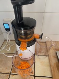 Bosch VitaExtract MESM500W Slow-Juicer beim Entsaften von Möhren