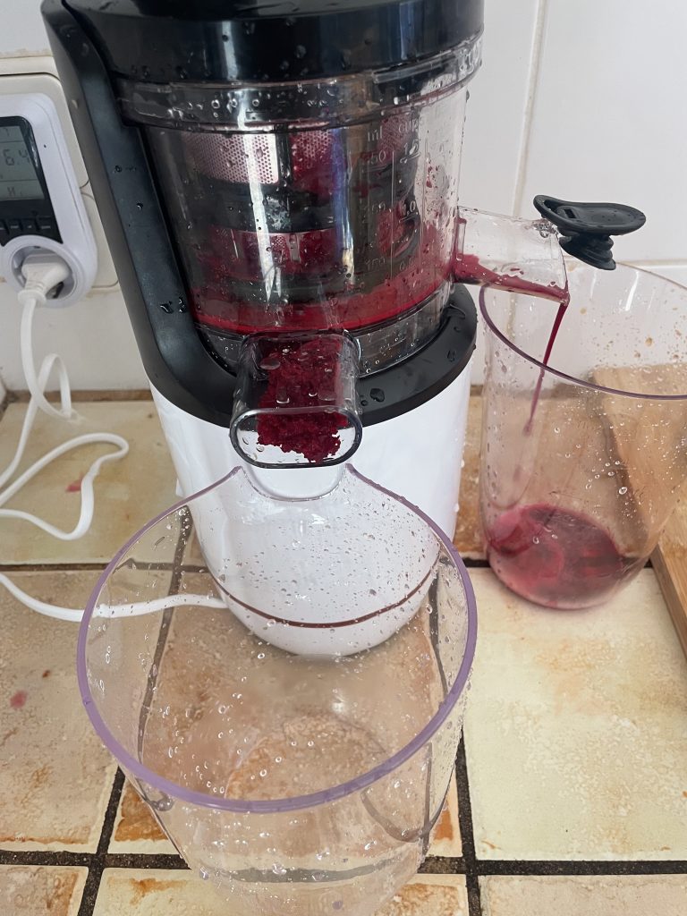 Bosch VitaExtract MESM500W Slow-Juicer beim Entsaften von roter Beete