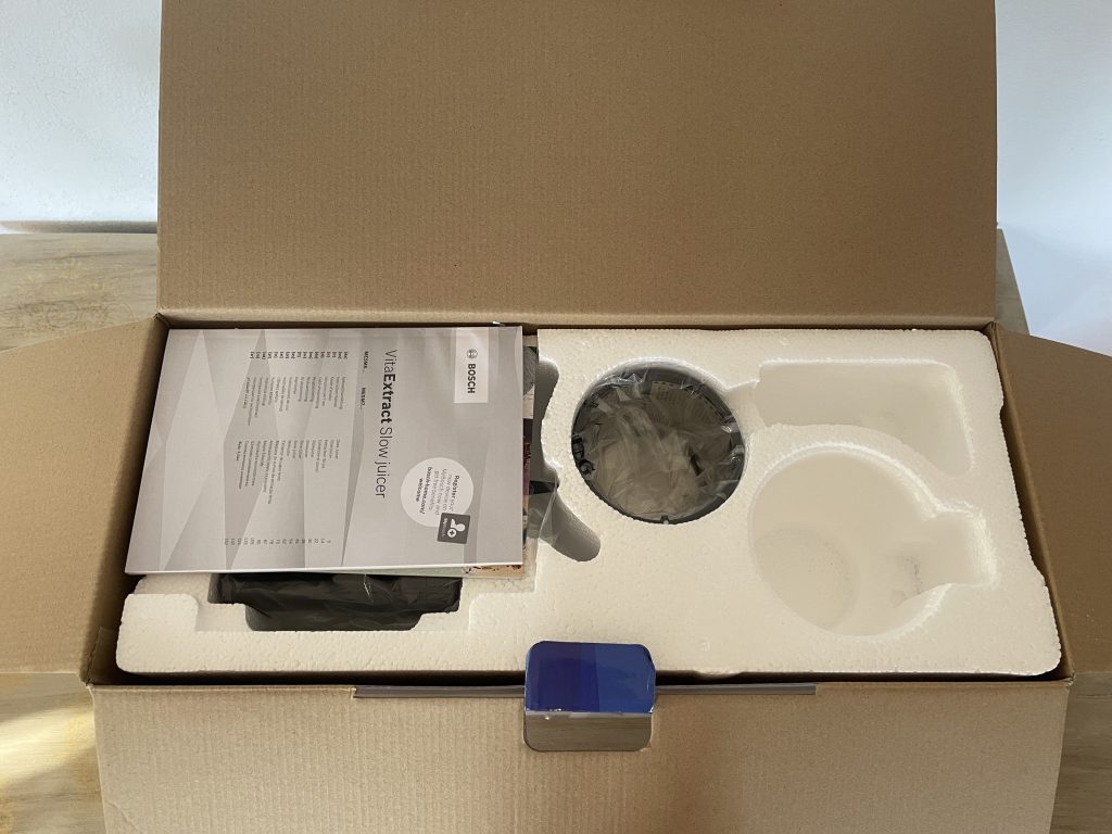 Bosch VitaExtract MESM500W Slow-Juicer im geöffneten Karton