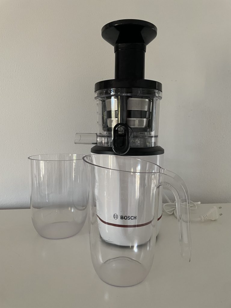 Bosch VitaExtract MESM500W Slow-Juicer zusammengebaut mit Behältern