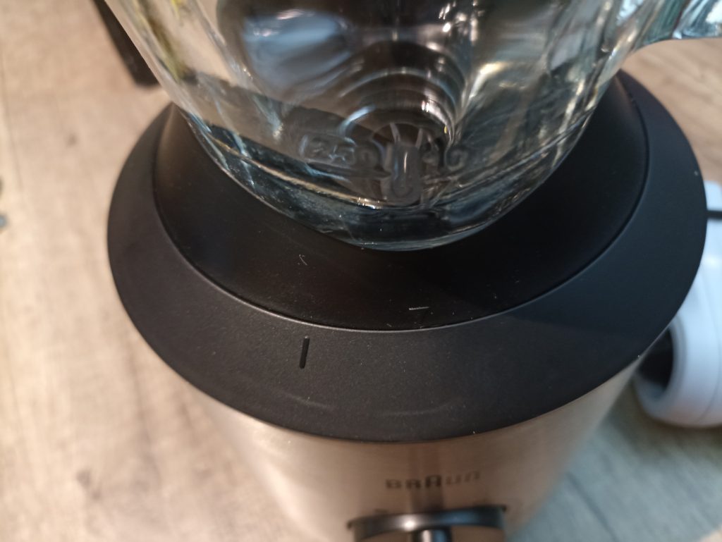 Braun Household PowerBlend 3 JB 3272 Standmixer, Behälter eingerastet