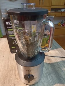 Braun Household PowerBlend 3 JB 3272 Standmixer, Brennesseln vor dem Zerkleiner