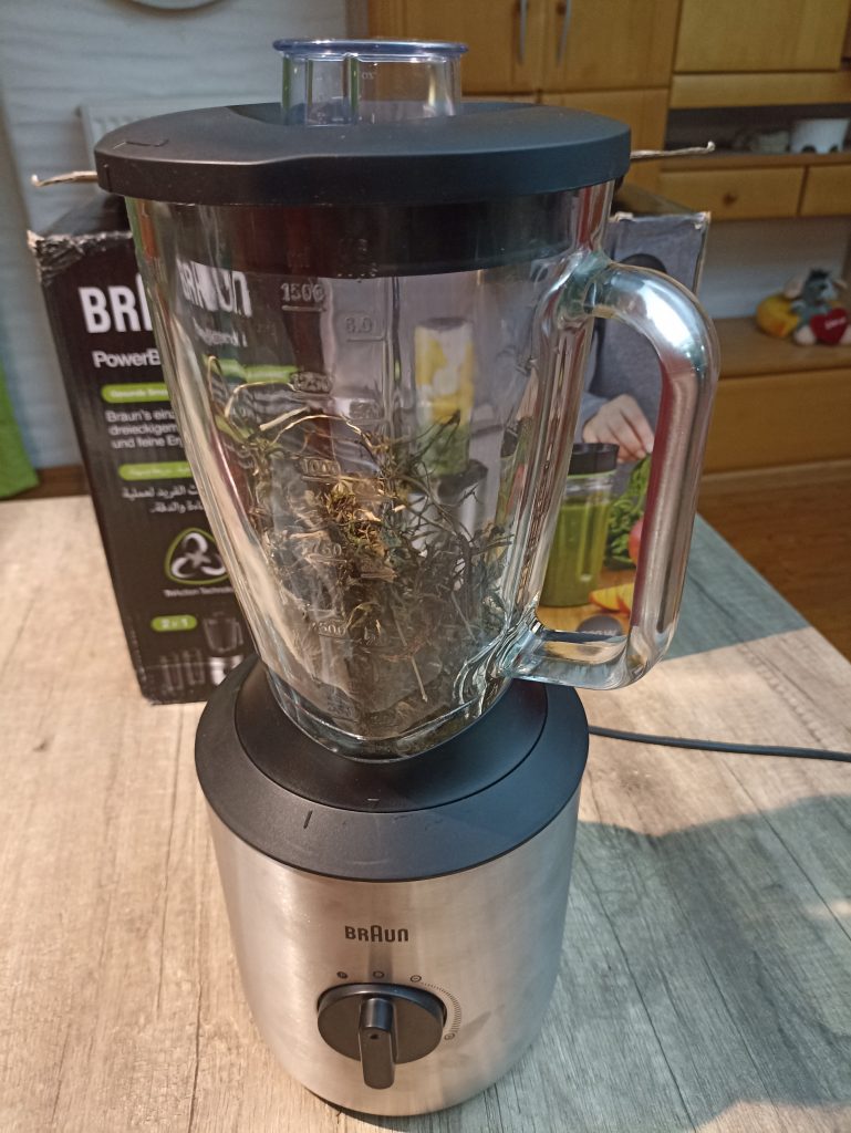 Braun Household PowerBlend 3 JB 3272 Standmixer, Brennesseln vor dem Zerkleiner