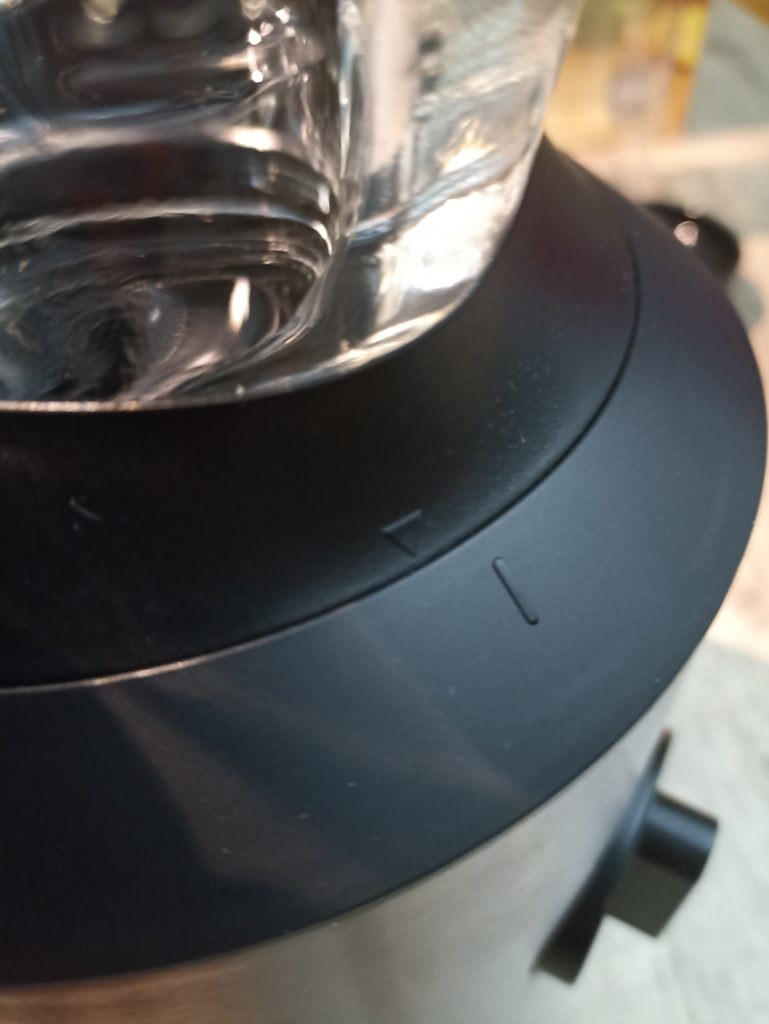 Braun Household PowerBlend 3 JB 3272 Standmixer, Pfeil zum Einrasten des Behälters