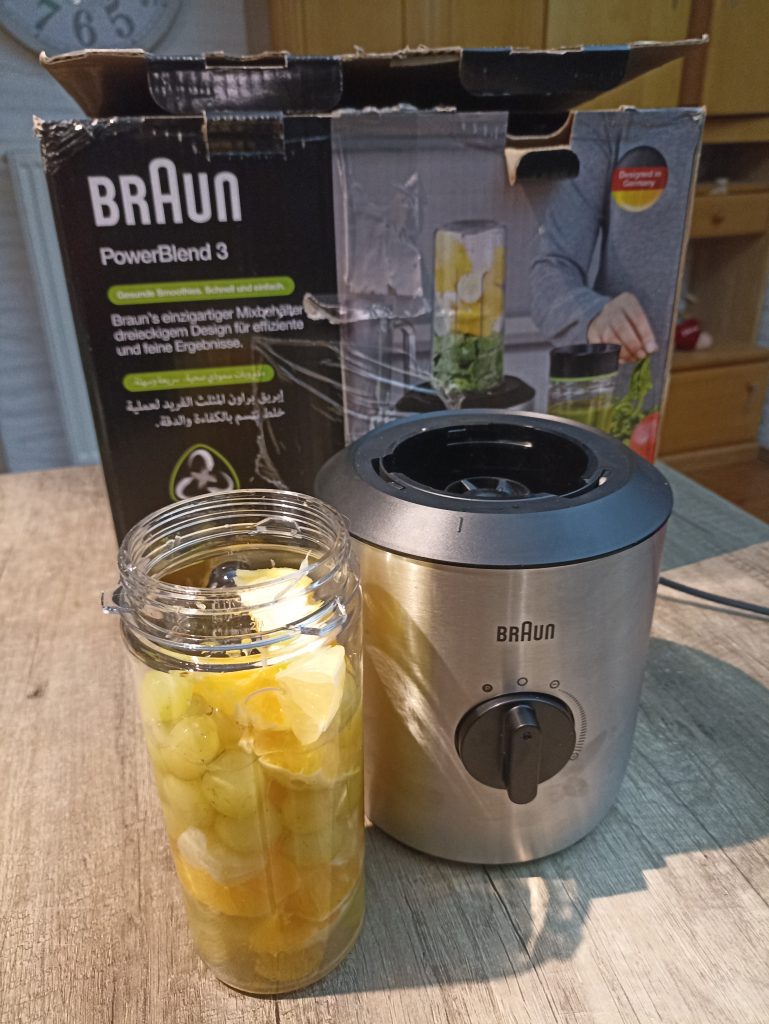 Braun Household PowerBlend 3 JB 3272 Standmixer, Smoothie Zutaten in Becher gefüllt