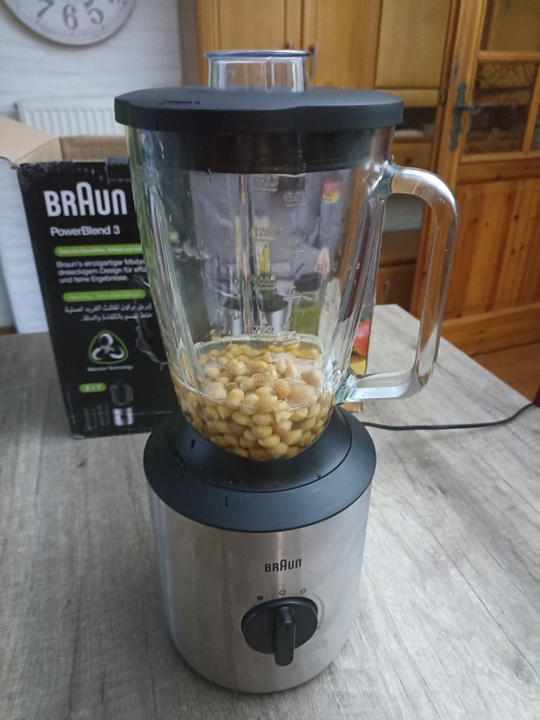 Braun Household PowerBlend 3 JB 3272 Standmixer, eingeweichte Kichererbsen vor der Hummus-Zubereitung