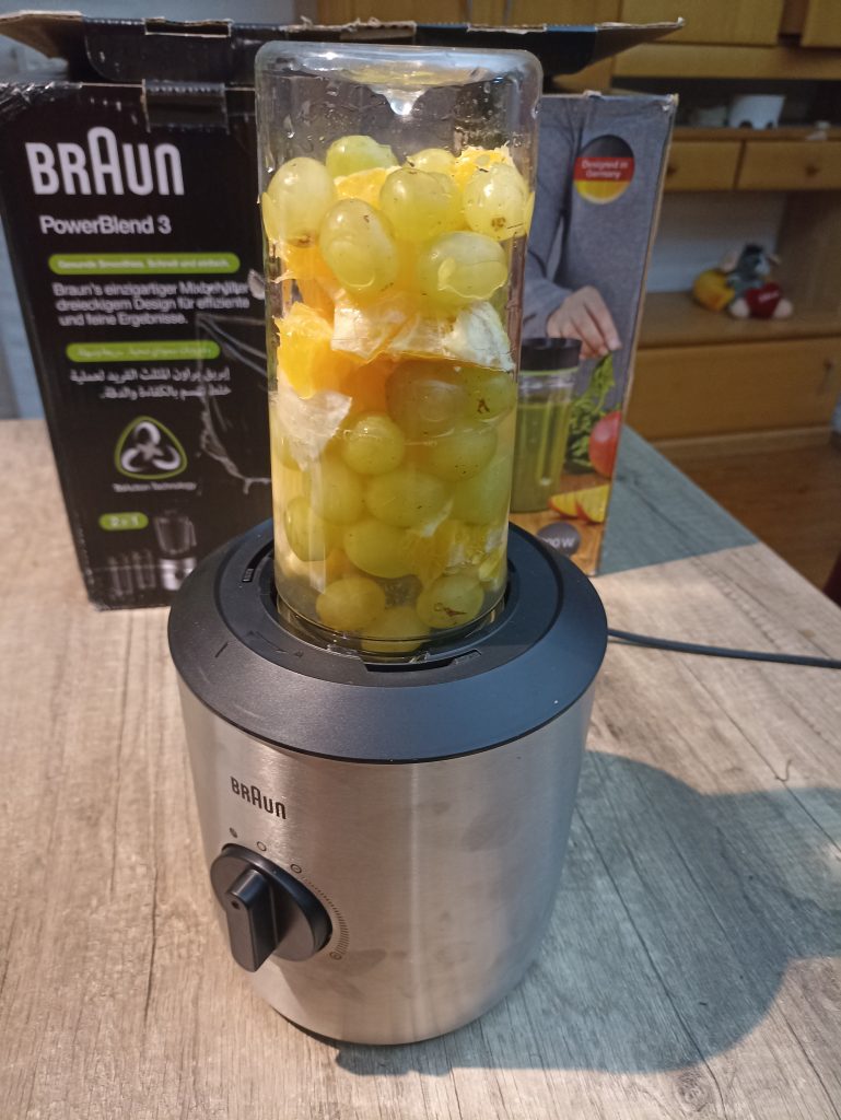 Braun Household PowerBlend 3 JB 3272 Standmixer, vor der Zubereitung eines Smoothies