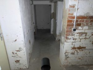 Breiter Strahl der Ledlenser P9R Core LEP Taschenlampe im Keller