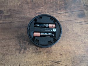 Control-Pod der Razer NOMMO V2 Pro PC-Lautsprecher mit Batterien