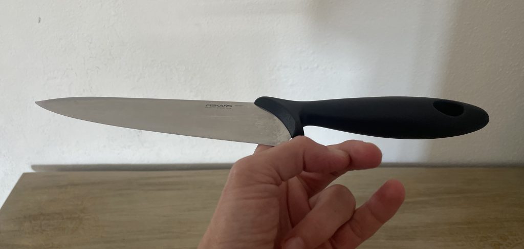 Fiskars Essential Küchenmesser Balancetest