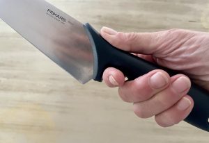 Fiskars Essential Küchenmesser Griffergonomie der Fingermulde