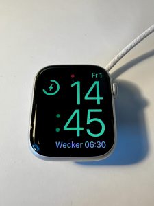 Apple Watch Series 9 Smartwatch beim Laden