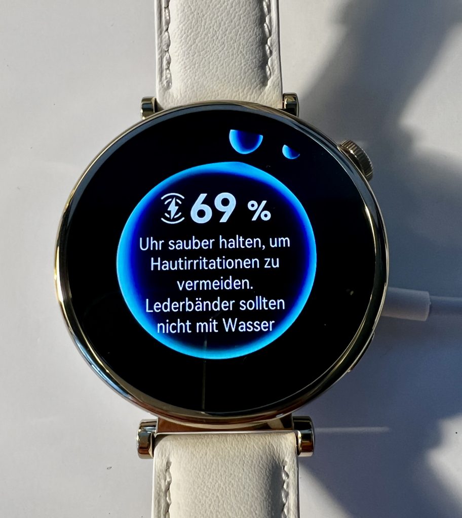Smartwatch WATCH GT 4 von HUAWEI beim Laden